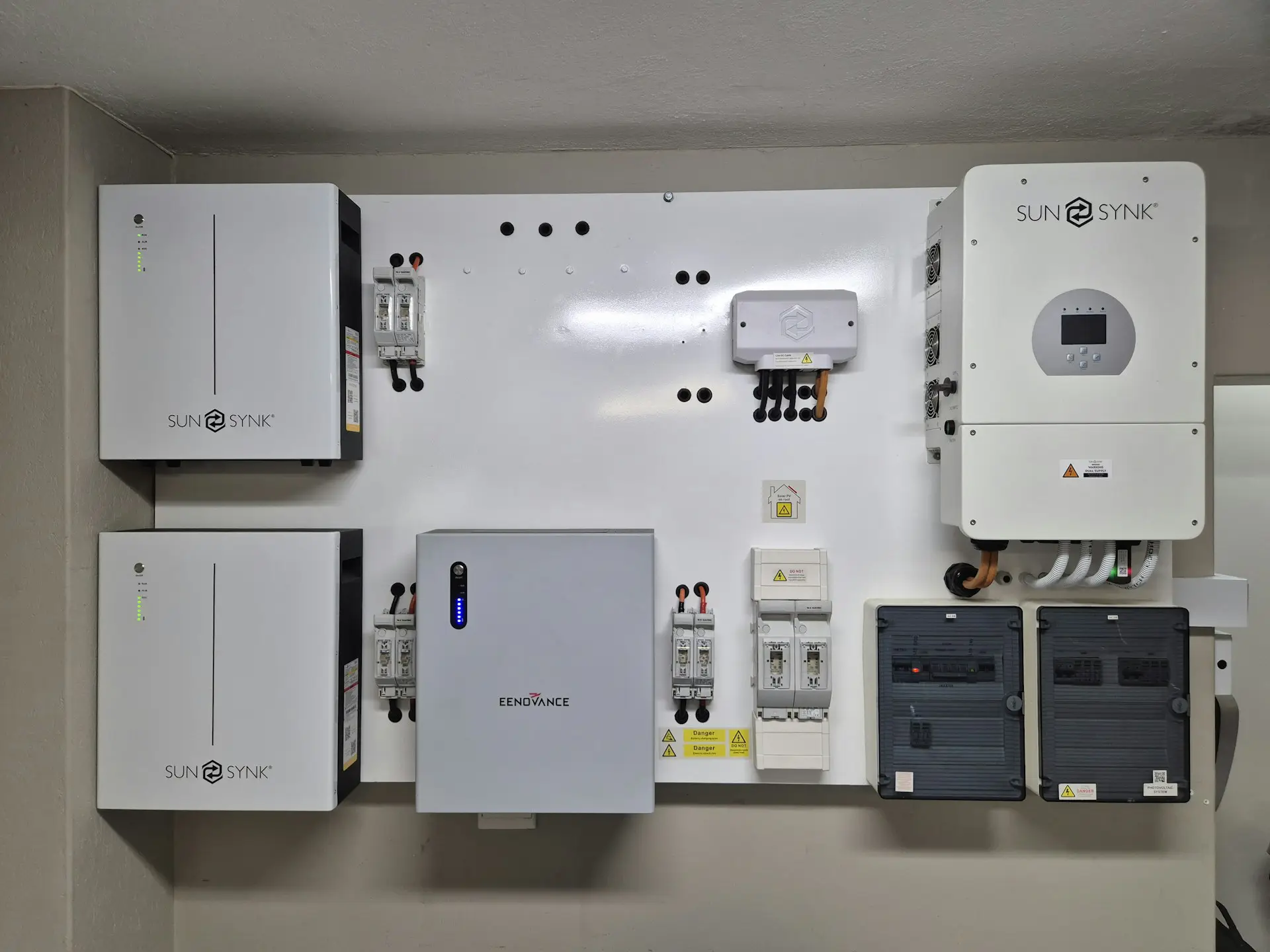 Illustratives Beispiel eines Batteriespeichers mit Wechselrichter und Schutztechnik