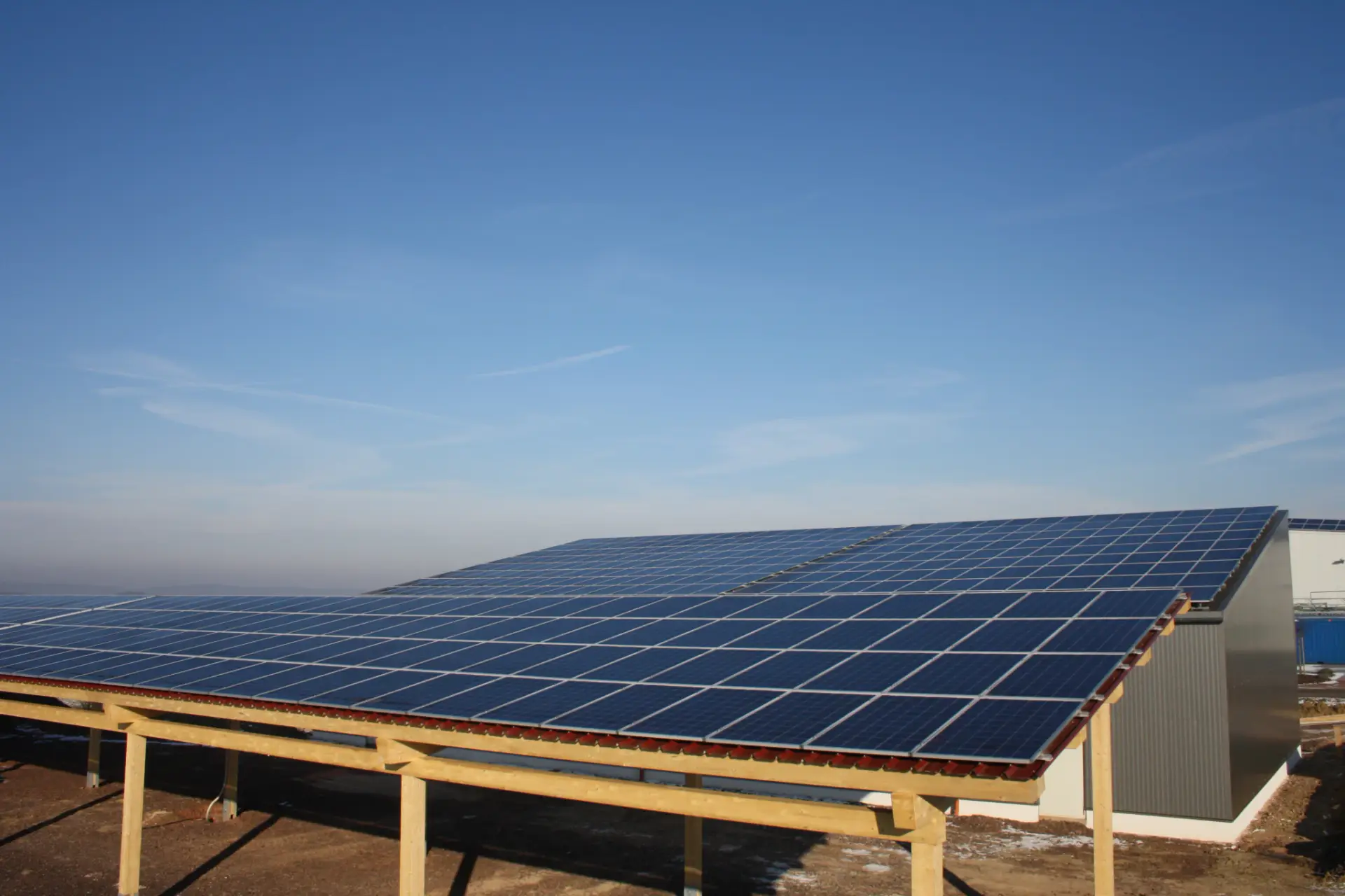 Große Photovoltaikanlage auf einem Gewerbegebäude