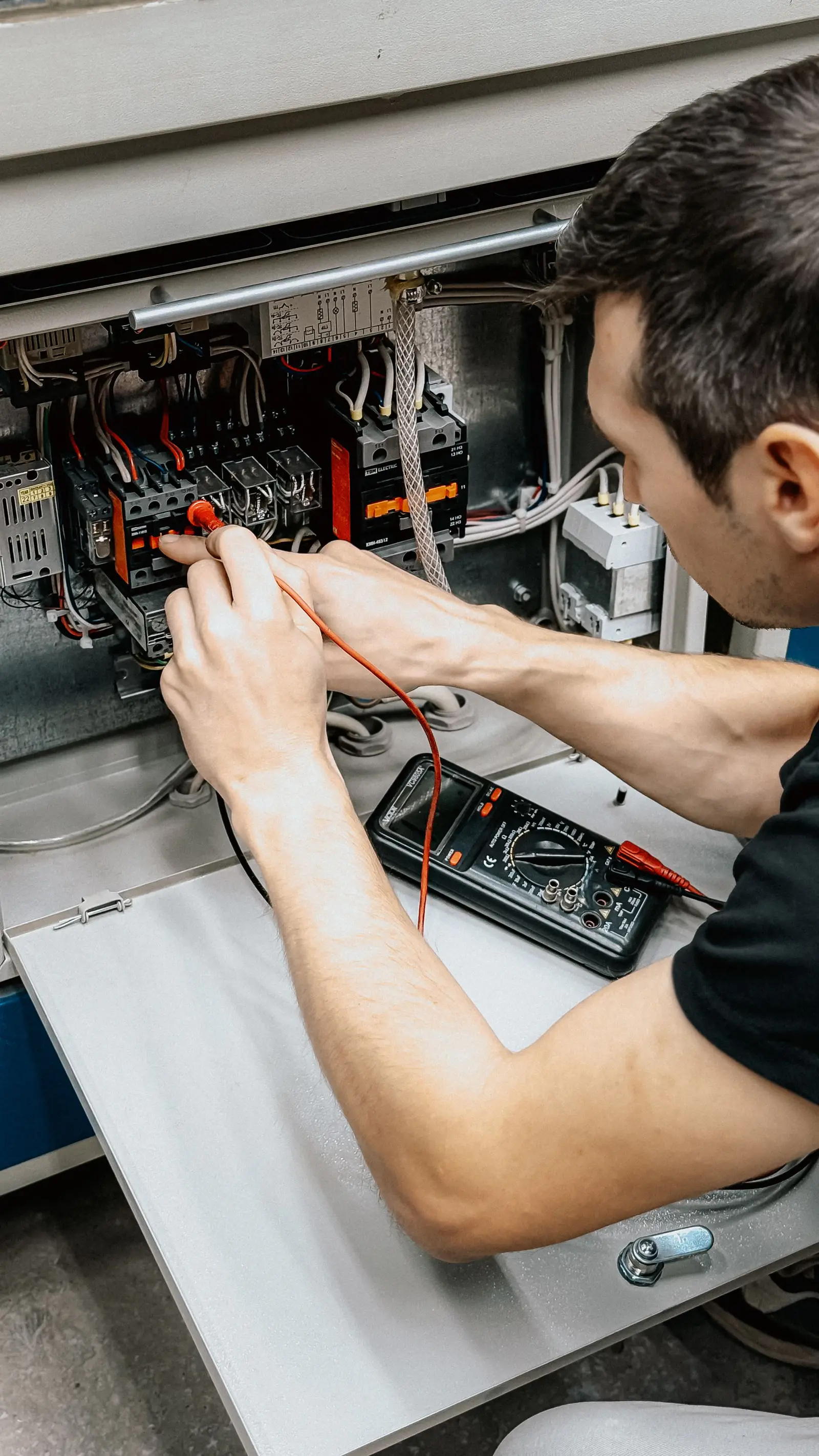 Illustratives Beispiel eines Elektrikers bei der Prüfung einer elektrischen Verteilung