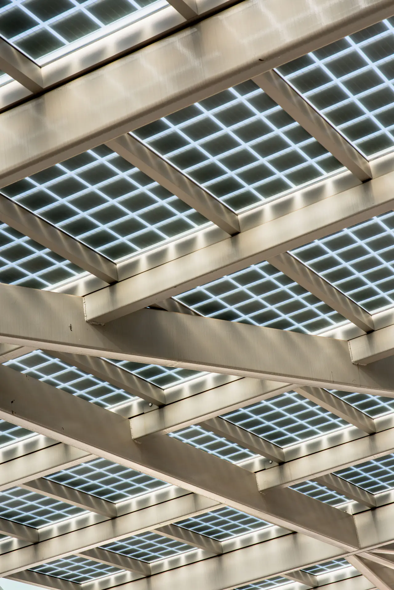Geometrische Detailansicht einer Photovoltaik-Überdachung