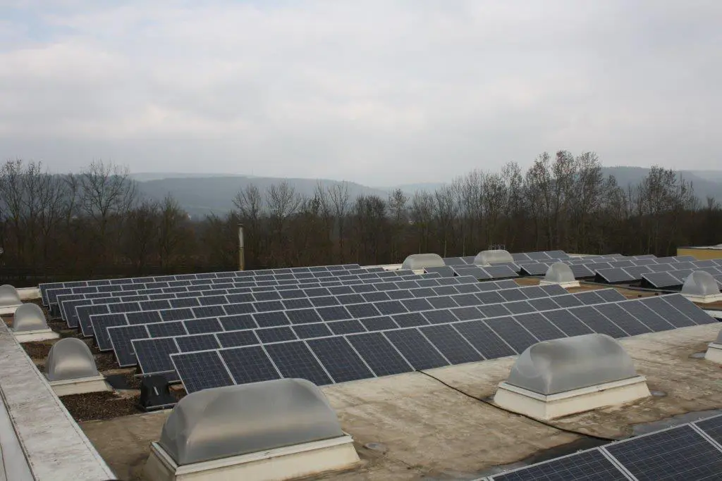 Photovoltaikanlage auf einem flachen Gewerbedach