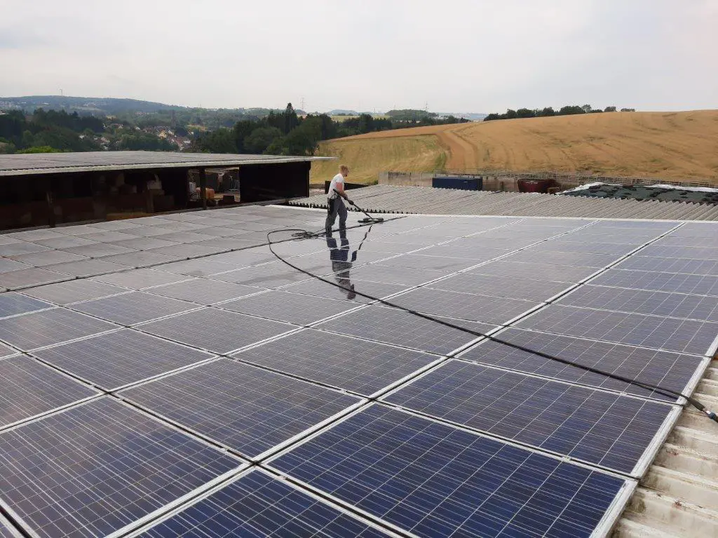 Prüfung und Reinigung von Modulen auf einer großen Photovoltaikanlage