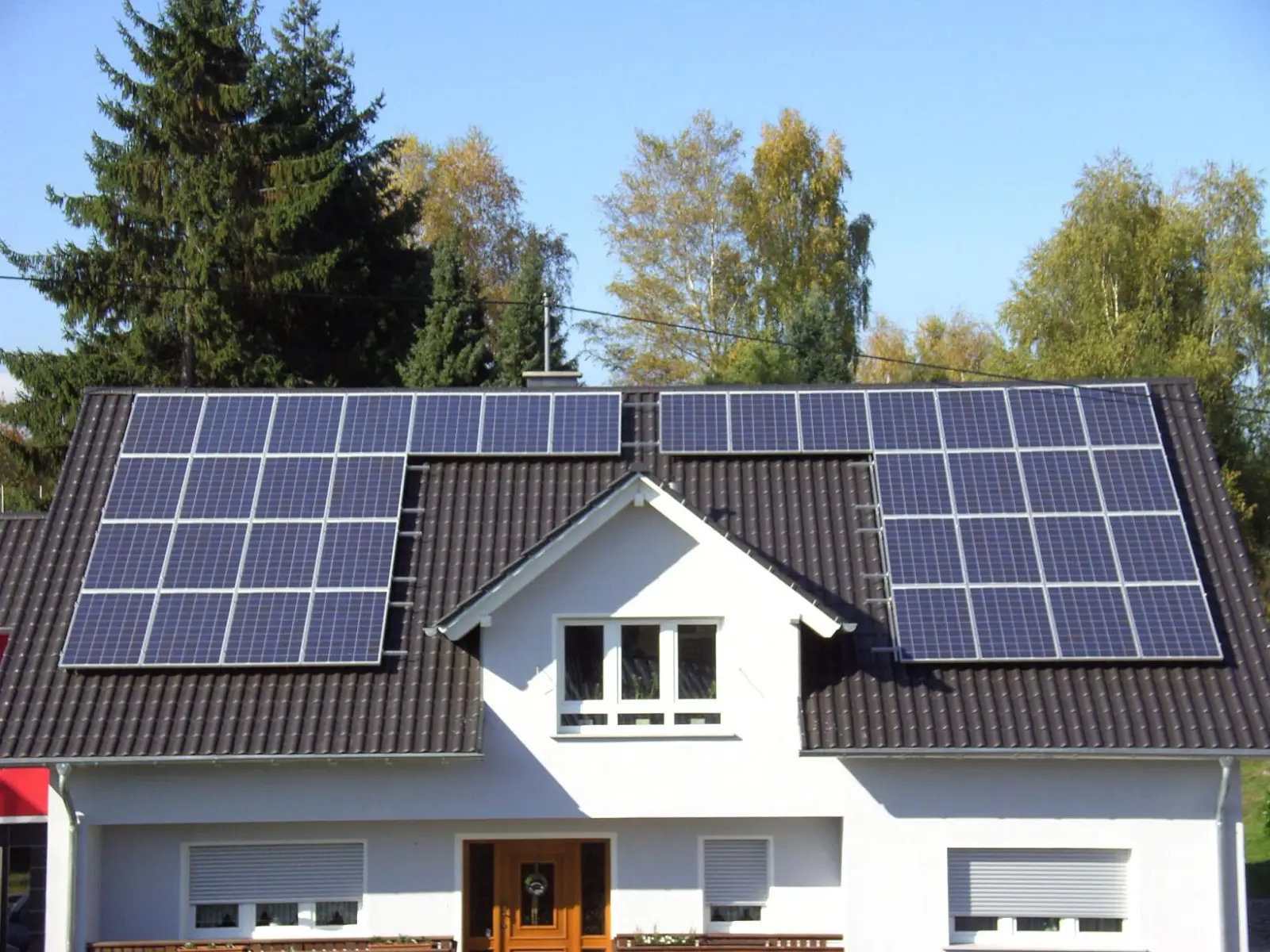 Photovoltaikmodule auf mehreren Dachflächen eines Wohnhauses