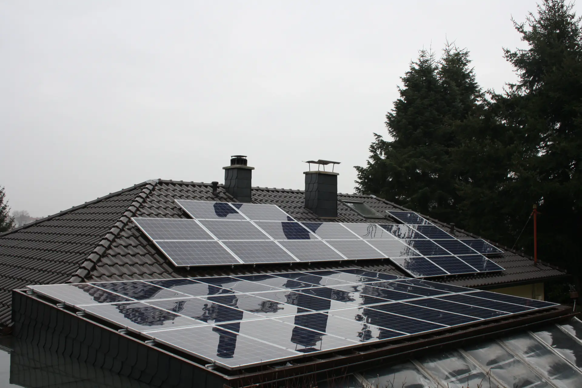 Photovoltaikanlage auf mehreren Dachflächen eines Wohnhauses