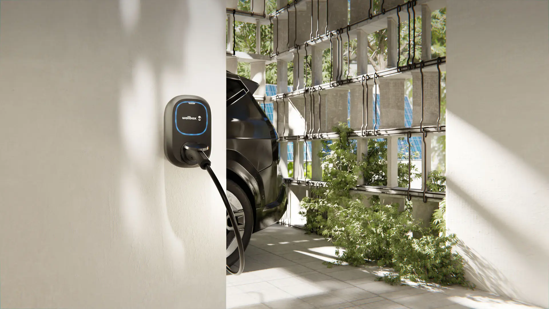 Illustrative Wallbox in einer Garage neben einem Elektroauto